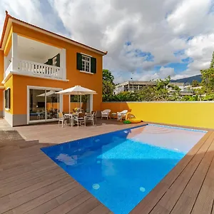 The Yellow House By Lovelystay Holiday home